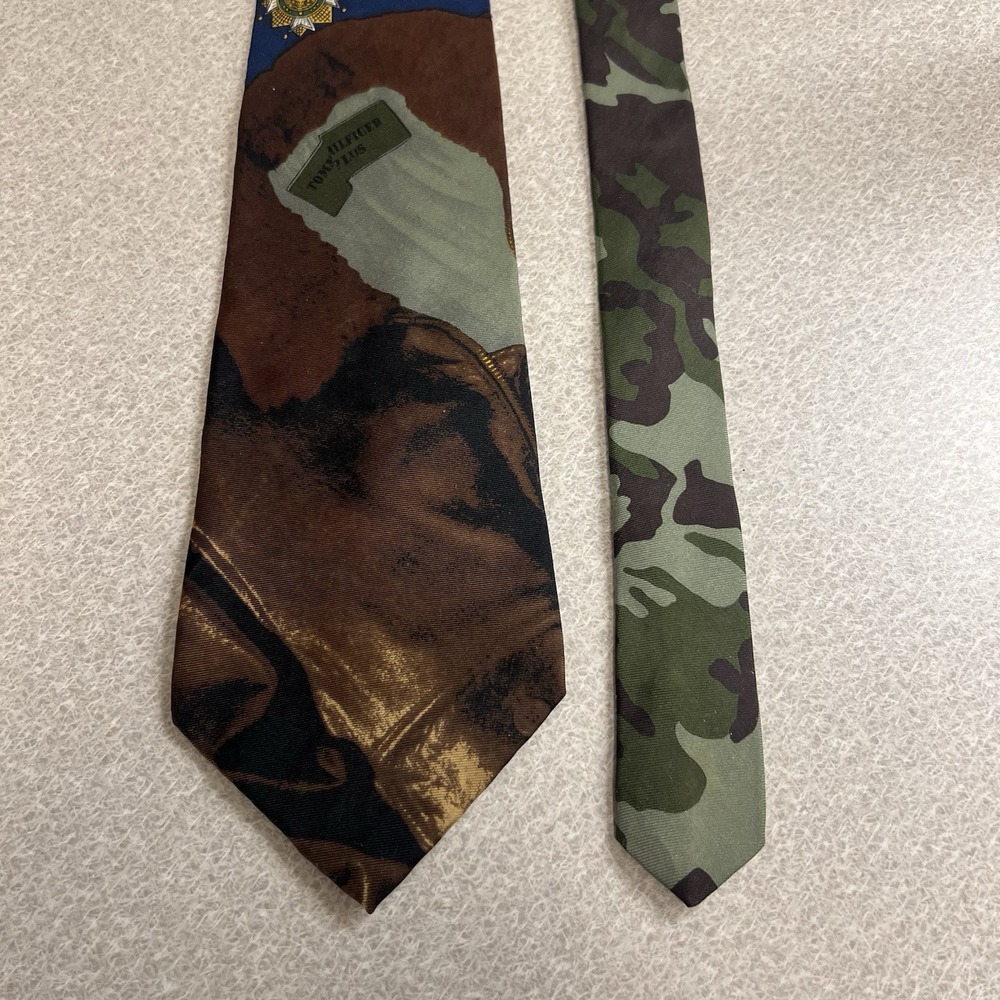 VTG Tommy‎ Hilfiger Necktie Italian Silk Medals Crests Camo USA 3.75 X 56